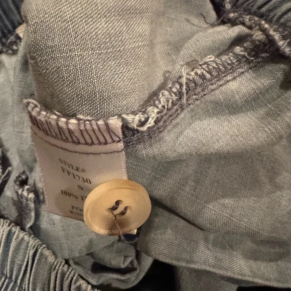 Dress Forum Los Angeles Women’s Light Wash Denim Cargo Joggers - Picture 5 of 12